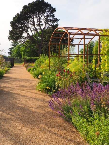 Central alley and arches